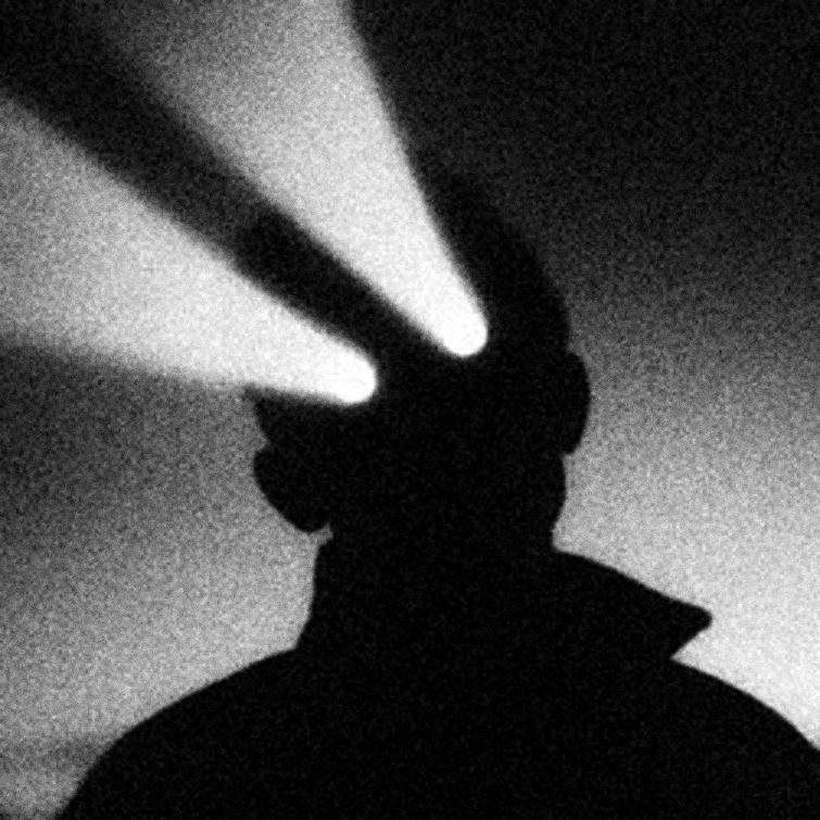 Silhueta escura com feixes de luz saindo dos olhos
