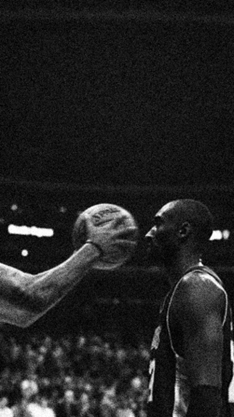 Jogador de basquete concentrado antes do arremesso